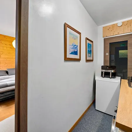 Gasthof Beautiful studio - private garden, EV, breakfast - Chalet Hug studio Arzier