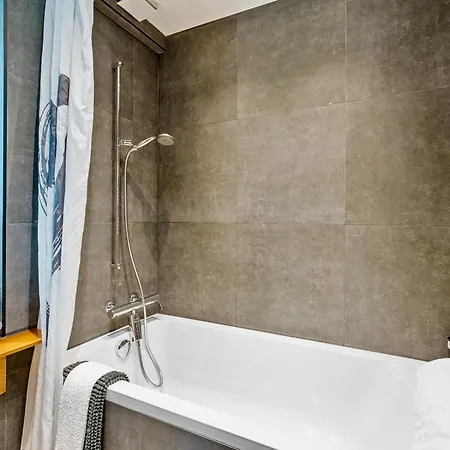 In Swiss - Skiing Nearby! Garden Views 阿泽尔